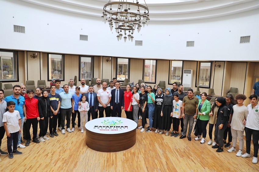 Kayapınar Belediyesi başarılı 25 öğrenciyi ödüllendirdi