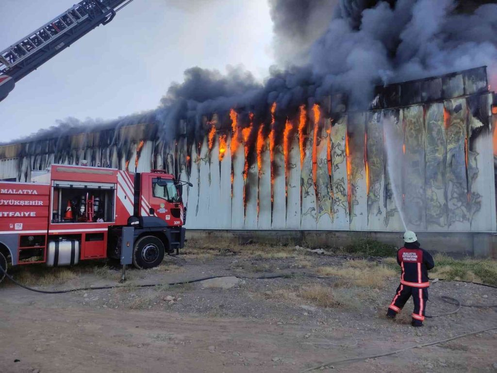 Kayısı depolama fabrikasında korkutan yangın