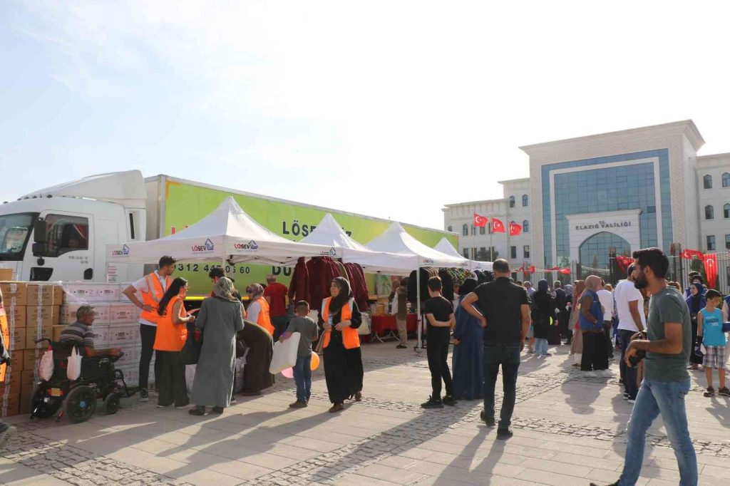 LÖSEV’in ’İyilikler Tırı’ Elazığ’daki ailelere yardım ulaştırdı