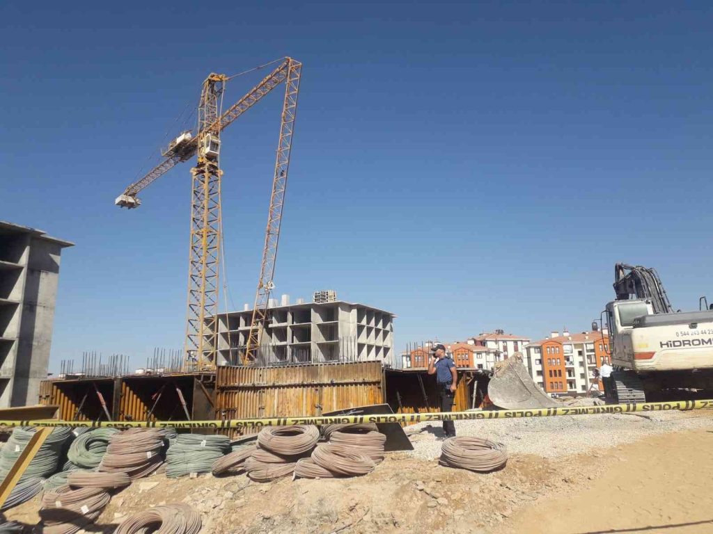 Malatya’da inşaat halindeki bir binada vinç devrildi. Çok sayıda yaralının olduğu belirtilen olay yerine sağlık ekipleri sevk edildi.