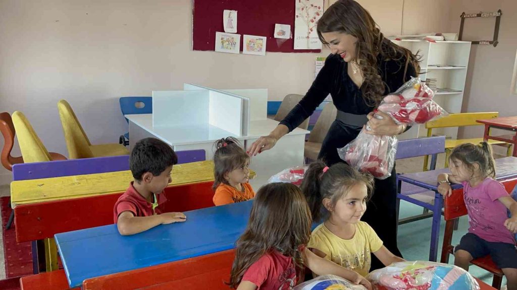 Mehmet Ali Erbil ve oyuncu Elif Güçkıran’dan Diyarbakır’a kütüphane desteği