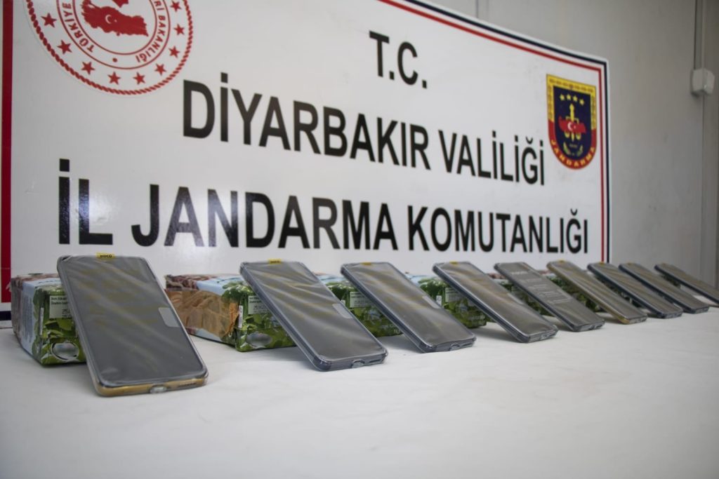Meyve suyu kutusu içinde 975 bin lira değeri olan 65 cep telefonu ele geçirildi