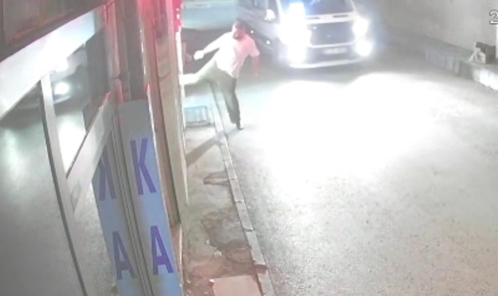 Nedenini kimse anlayamadı, önüne gelen dükkanın camına tekme ve yumruk attı