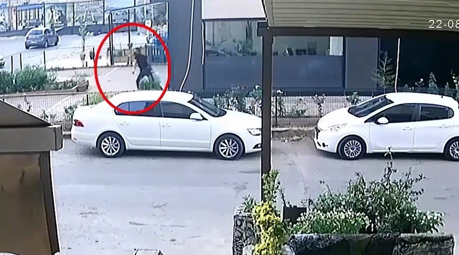 Önce kameralara sonra da polise yakalandı