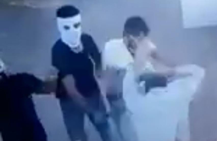 Önce otomobille çarptılar, sonra sopalarla saldırdılar