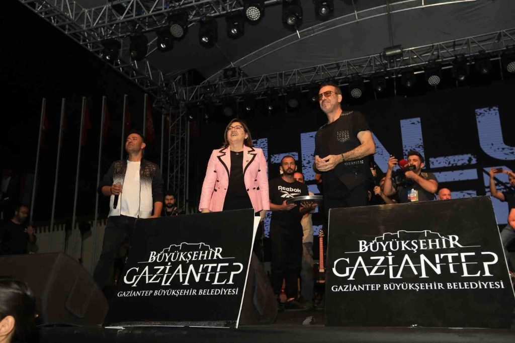 Şahin ve Haluk Levent gazi şehirlilerle şarkı söyledi