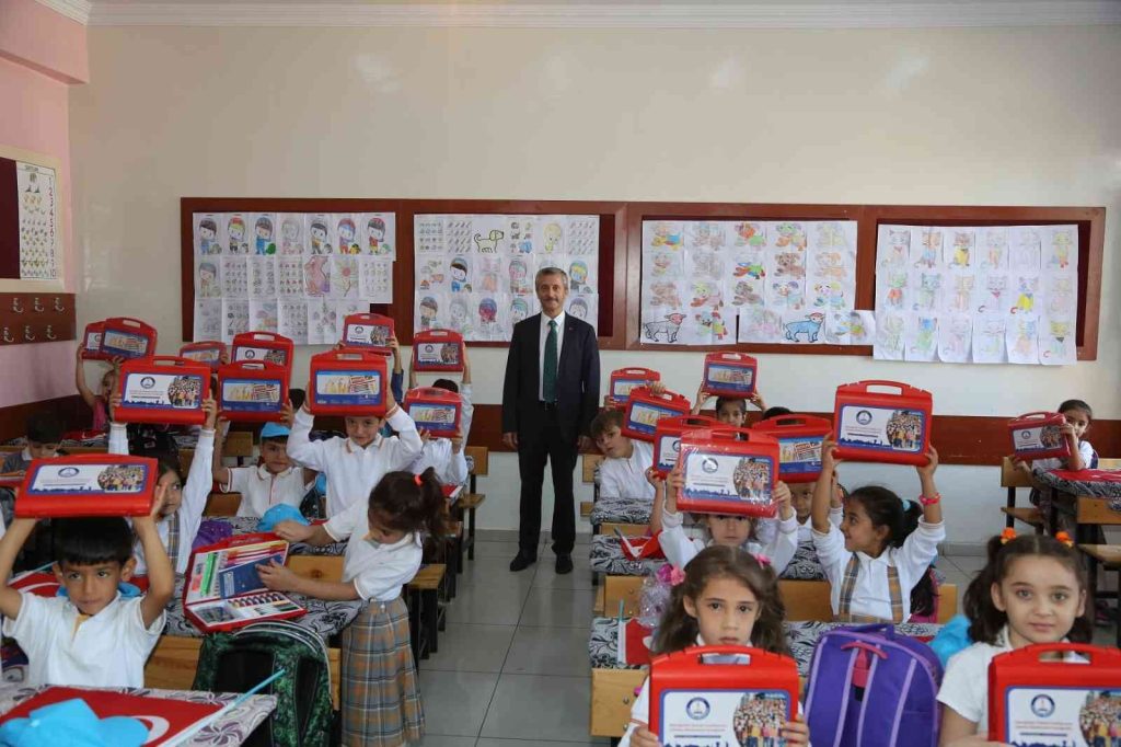 Şahinbey’den 475 bin 300 boyama seti