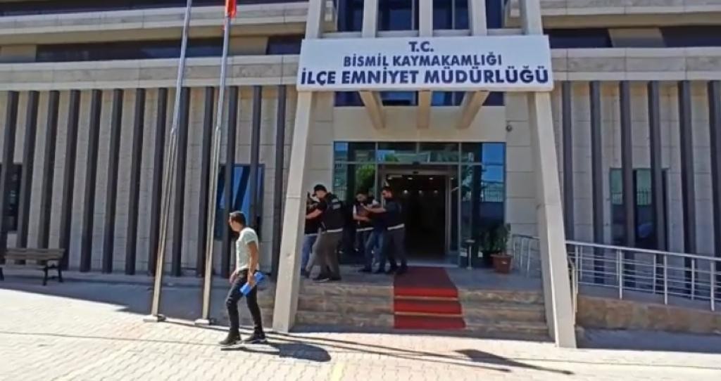 Saklama kabında uyuşturucu taşıdılar, uygulamada yakayı ele verdiler