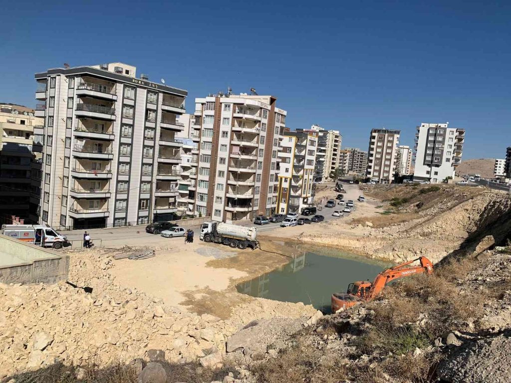 Şanlıurfa’da göçük altında kalan işçi ağır yaralandı