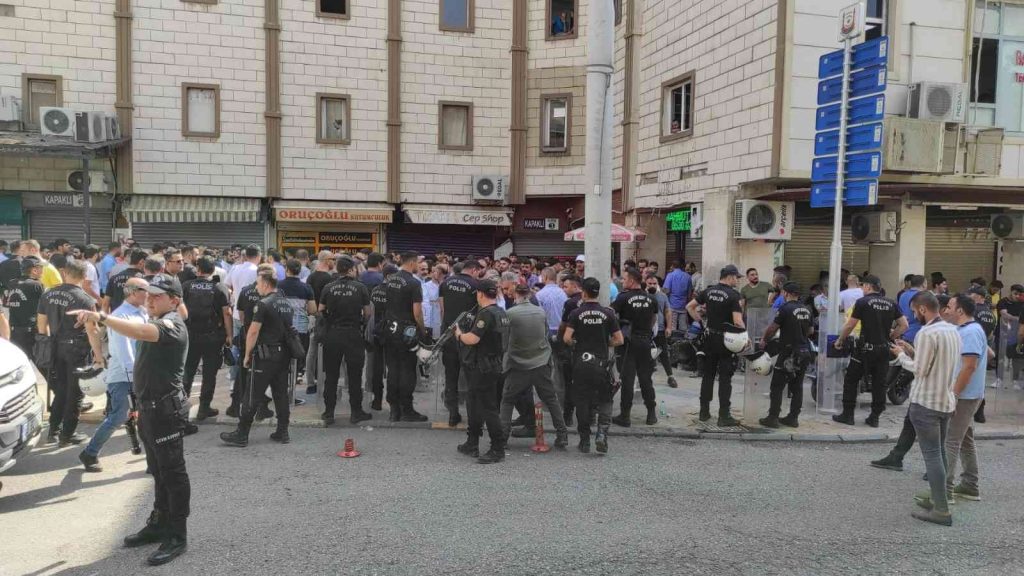 Şanlıurfa’da kaçak cep telefonu operasyonunda gerginlik