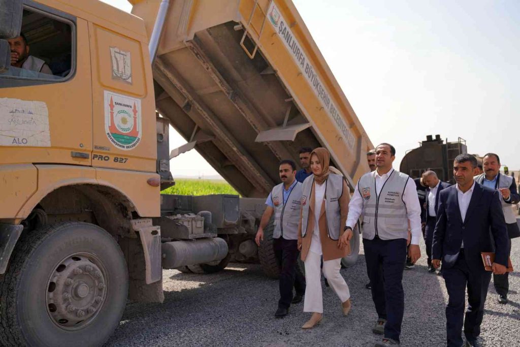 Siverek kırsalında asfalt kaplama çalışması başladı