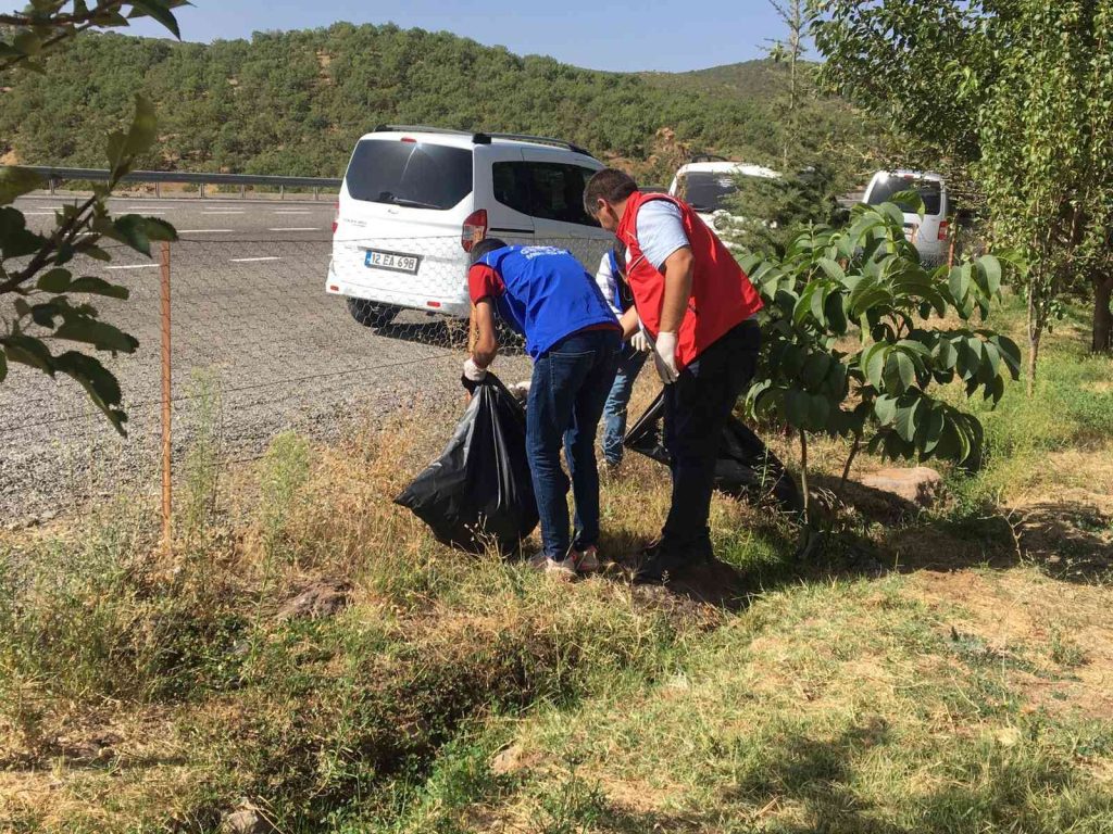Solhan’da gönüllü gençler  çevre temizliği yaptı