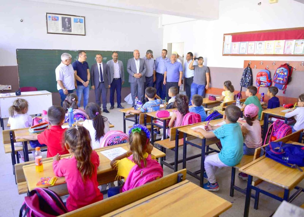 Soylu minik öğrencilerin sevincine ortak oldu