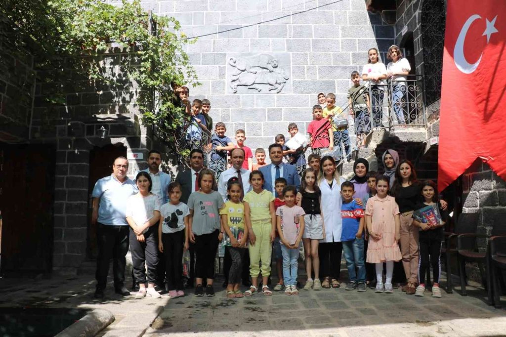 Sur Kaymakamı Solak, gençlik merkezinde…