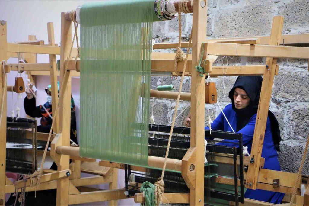 Terörden arındırılan ilçede kadınlar el emeği göz nuru ürünler üretip meslek sahibi oluyor