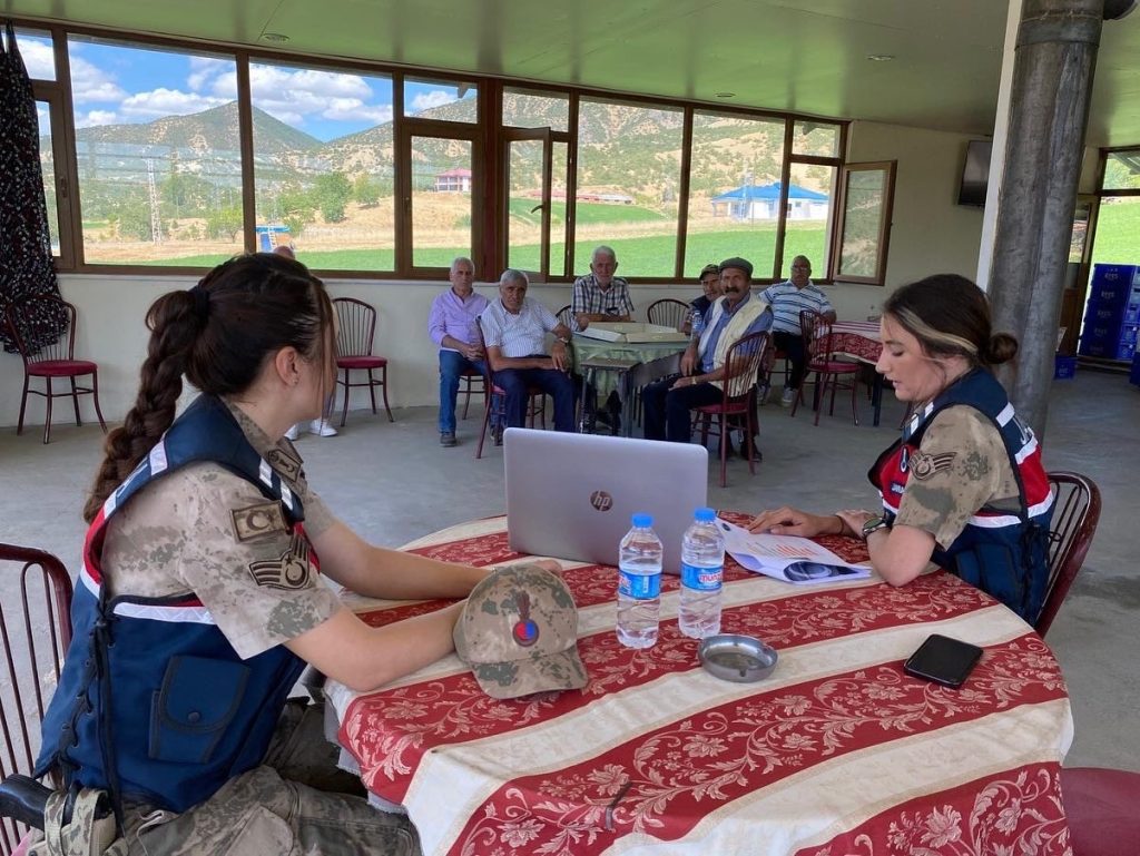Tunceli’de erkeklere ‘Kadına el kalkamaz’ anlatıldı