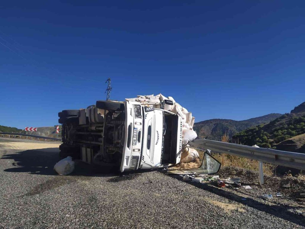 Virajı alamayan saman yüklü kamyon devrildi