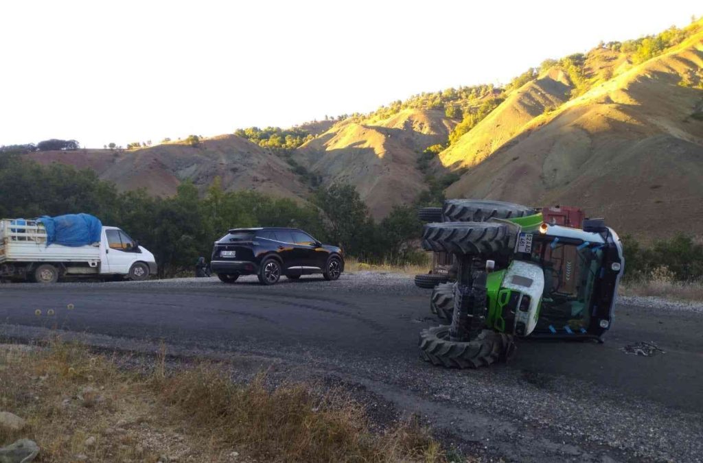 Virajı alamayan traktör devrildi