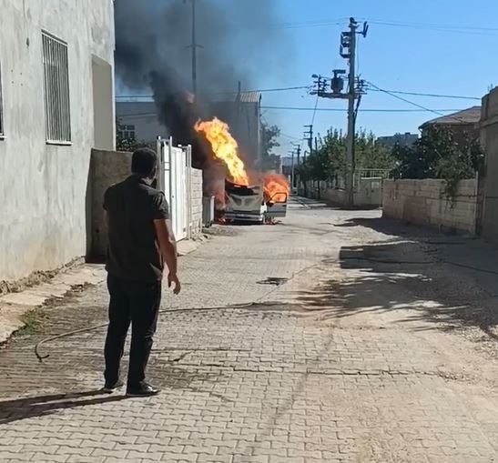 Yanan LPG’li otomobil mahallede paniğe neden oldu