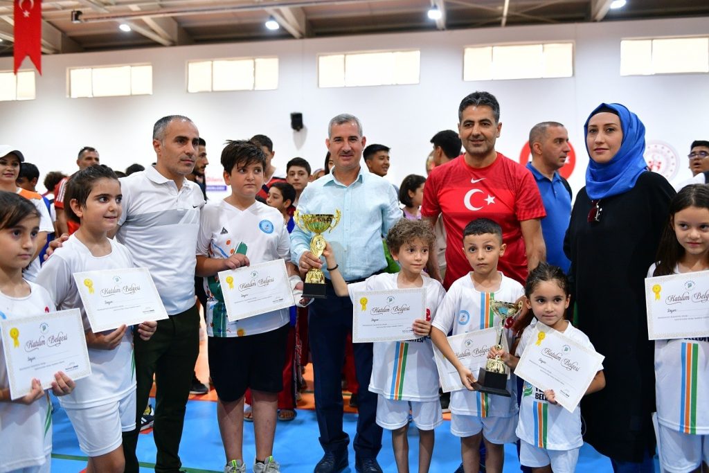 Yaz spor okulundaki öğrenciler eğitimlerini tamamladı