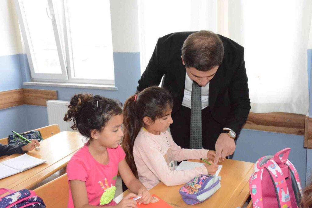 Yedisu’da 431 öğrenciye kırtasiye seti hediye edildi