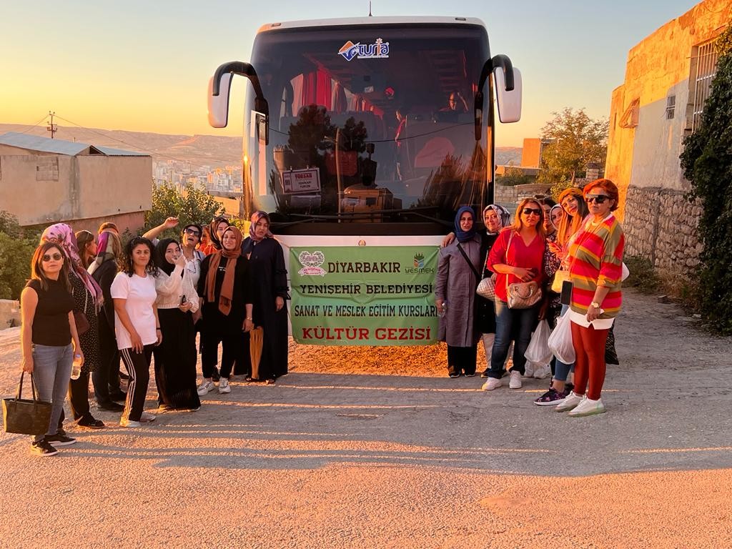 Yenişehir Belediyesi kursiyerlerini kültür gezisine gönderdi