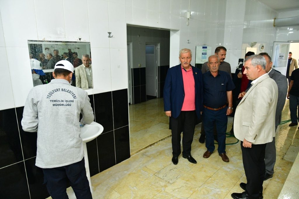 Yeşilyurt’ta camilere temizlik