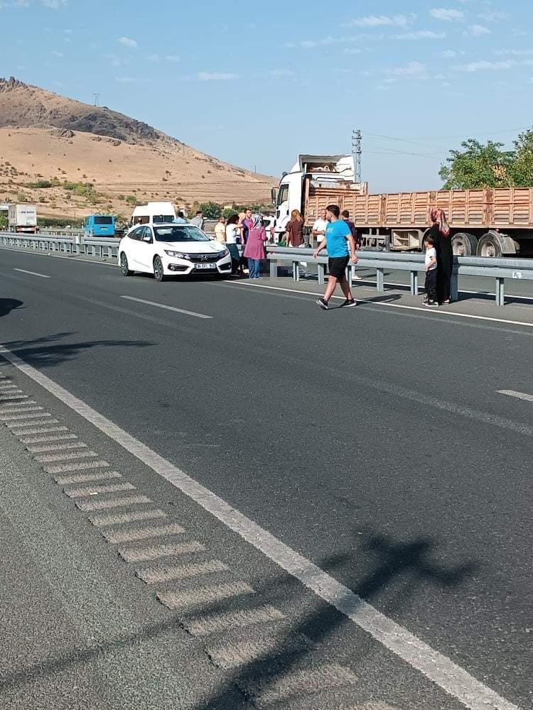 Yolun karşısına geçerken aracın çarptığı adam hayatını kaybetti