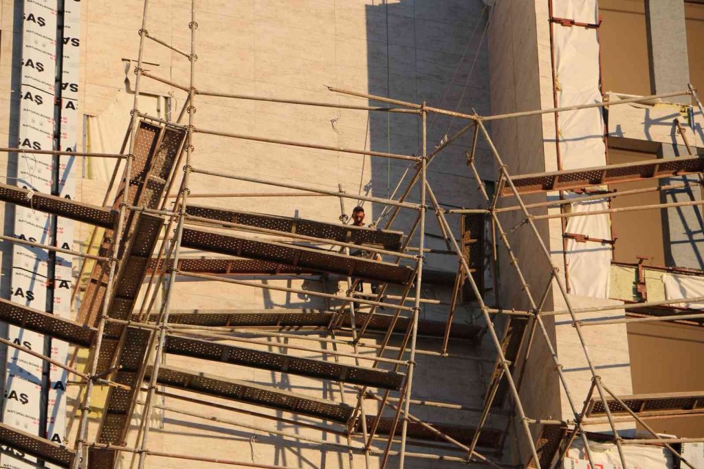 13 katlı binadaki inşaat iskelesi çöktü, işçiler iple hayata tutundu