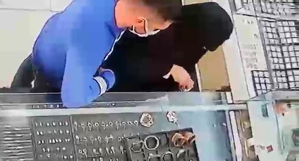 20 dakika kuyumcuyu oyalayıp, 50 bin TL’lik hasır bileziği çaldılar