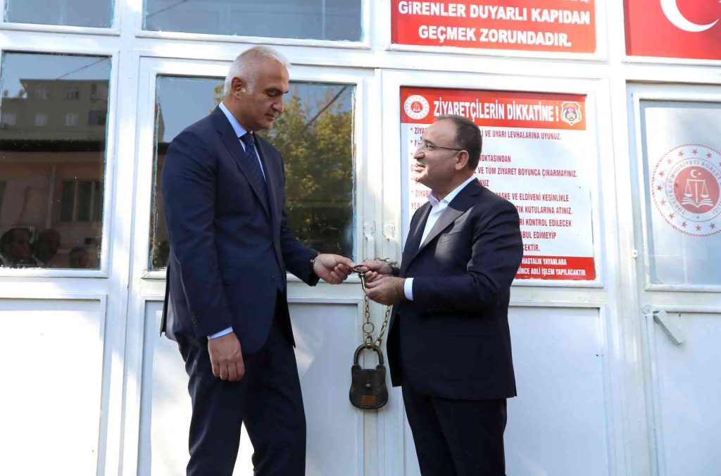 Adalet Bakanı Bozdağ, Diyarbakır Cezaevi’ne kilit vurdu