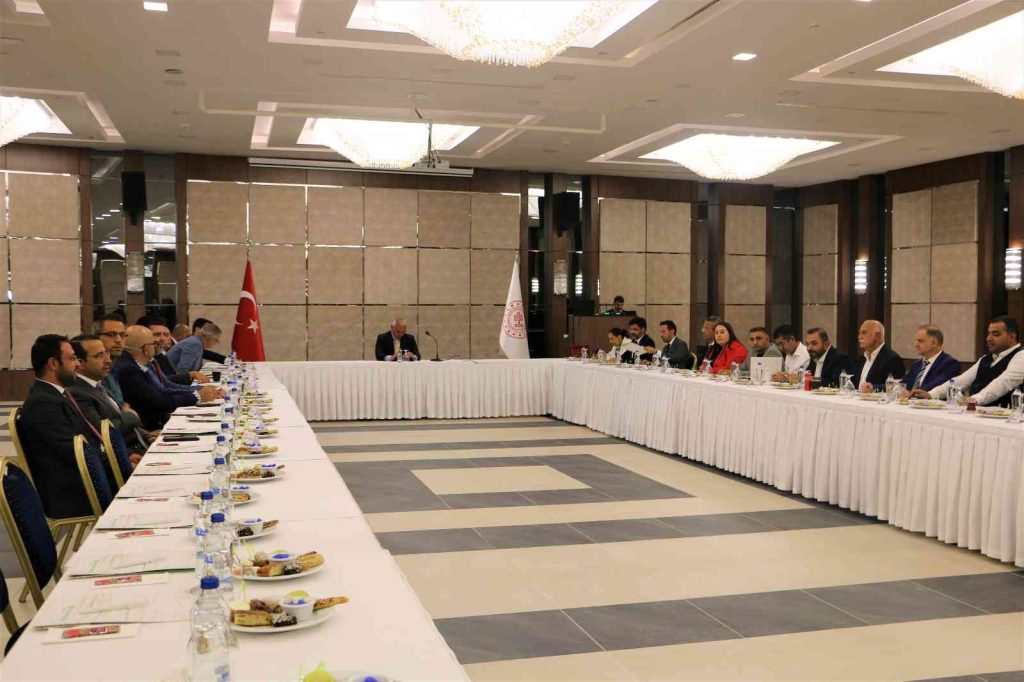 Bakan Ersoy Diyarbakır’da turizm sektör temsilcileriyle bir araya geldi