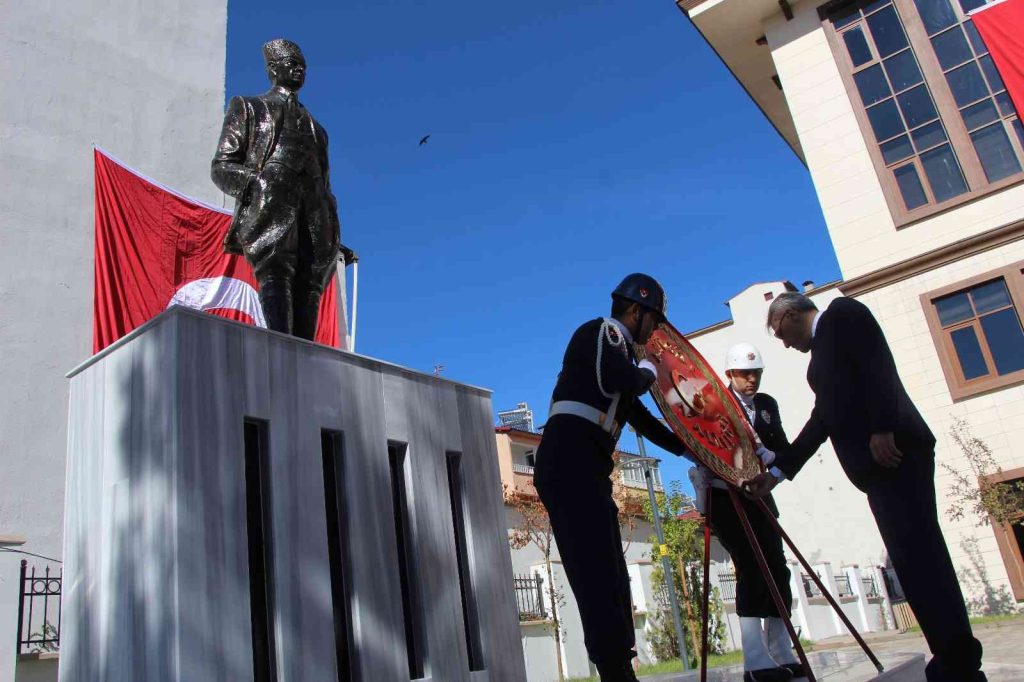 Bingöl’de 29 Ekim kutlamaları çelenk sunma ile başladı