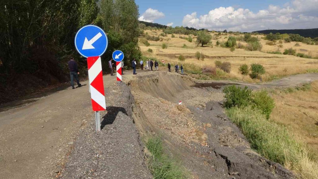Bingöl’de köy sakinleri heyelan nedeniyle çöken yolun yapılmasını istiyor