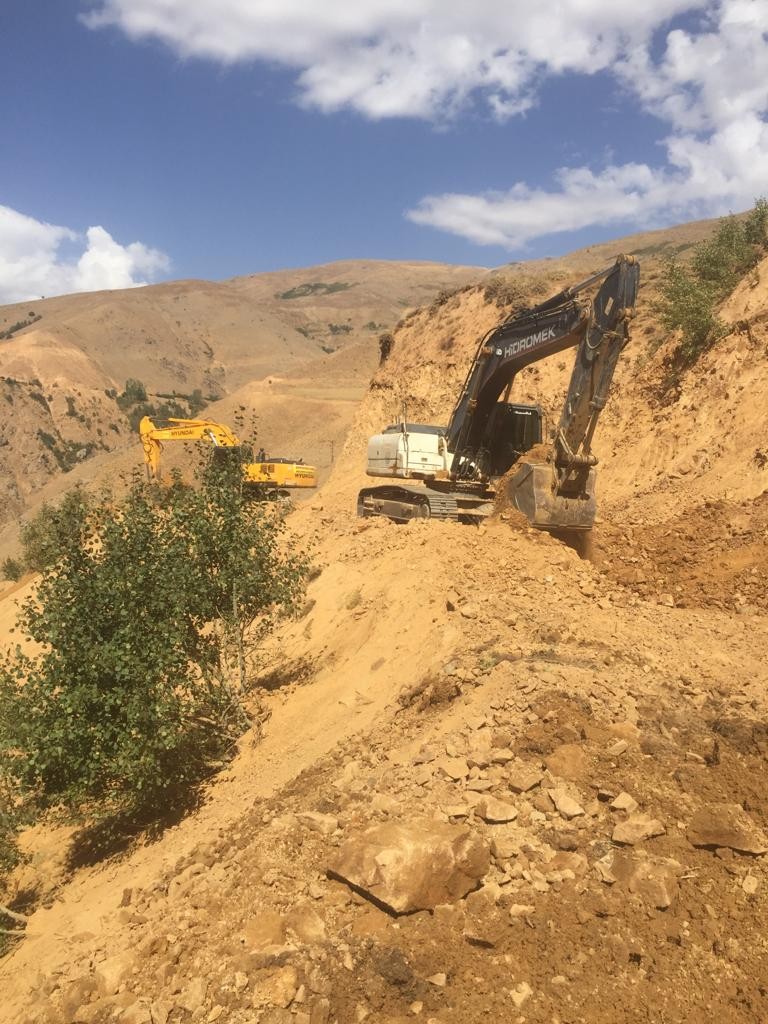 Bingöl’de köy yolları genişletiliyor