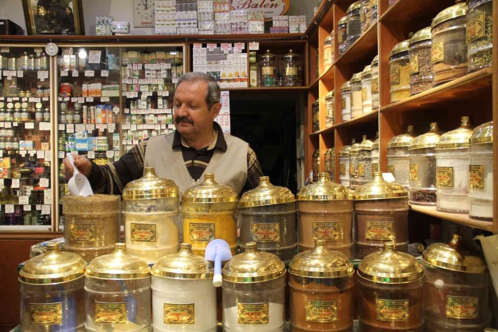 Bu aile 3 kuşaktır Elazığ’a şifa dağıtıyor