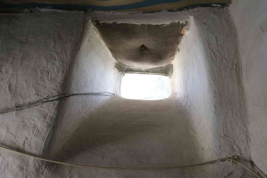 Bu evin pencerelerini gören bir daha bakıyor