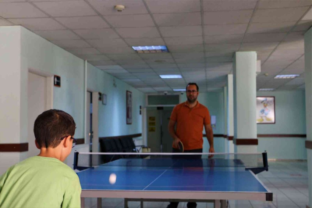 Çocukta inatçılık, yapışıklık ve duyarsızlık gören ebeveynler psikiyatri uzmanına başvurmalı