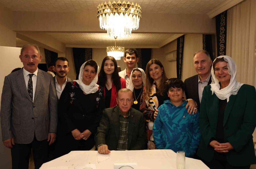 Cumhurbaşkanı Erdoğan, Silvan’da Özal’ın oturduğu koltukta oturmak istedi