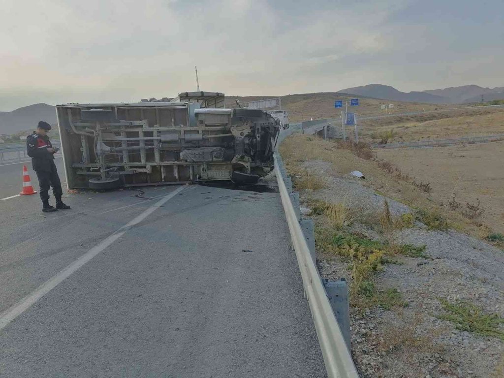 Devrilen kamyonun sürücüsü yaralandı