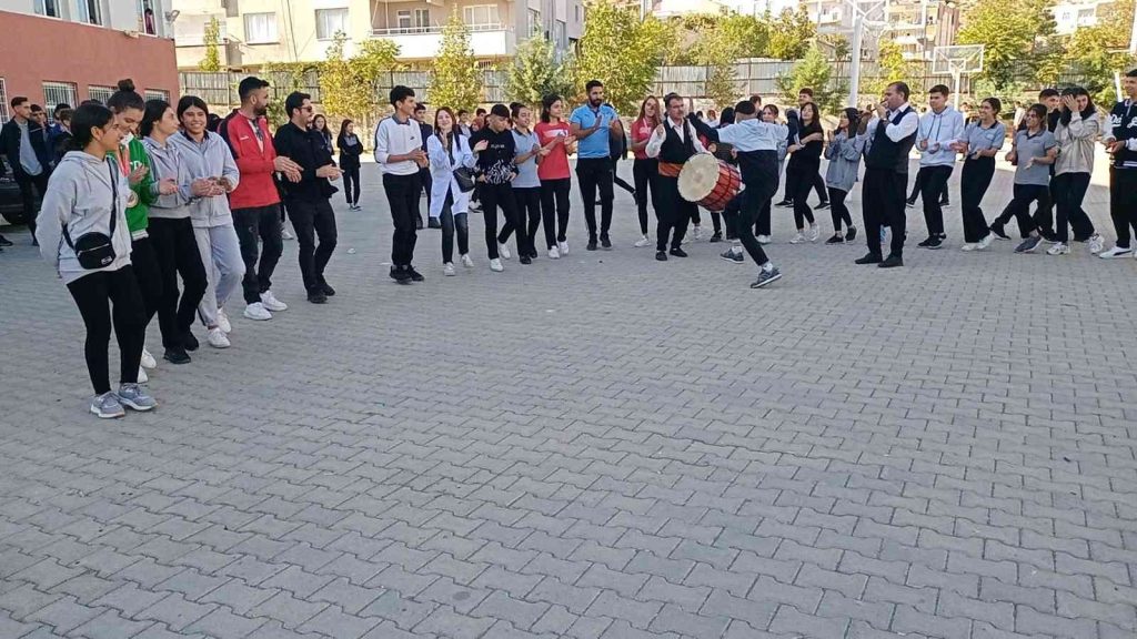 Dicle’nin demir bilekli kızlarına davullu zurnalı kutlama