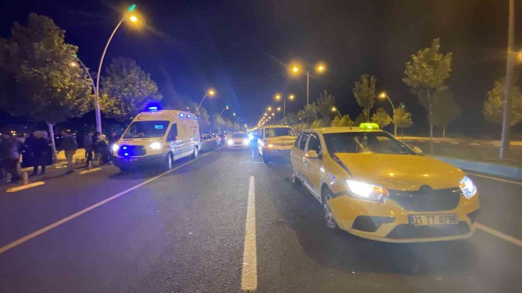 Diyarbakır’da 3 aracın karıştığı kazada 5 kişi yaralandı