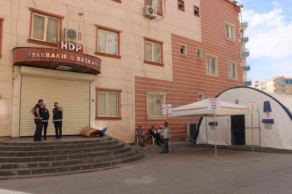 Diyarbakır’da aileler bin 138 gündür evlatlarını HDP’den istiyor