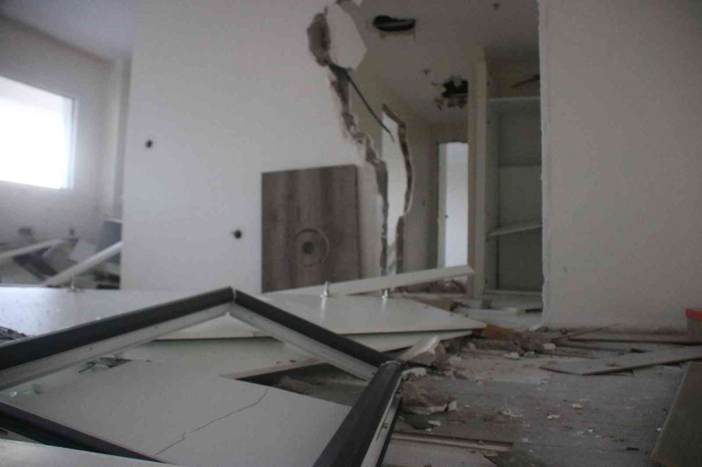 Diyarbakır’da kiracının evi inşaat alanına çevirerek ayrıldığı iddiası