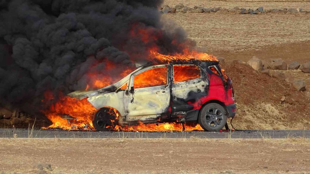 Diyarbakır’da seyir halindeki otomobil alev aldı sürücü son anda kurtuldu