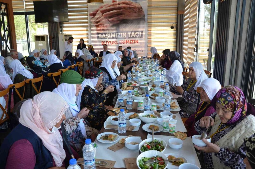 Dünya Yaşlılar Gününde ’Ulu Çınarlar’ yalnız bırakılmadı