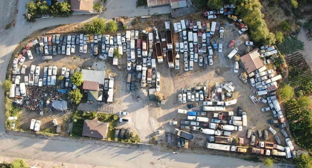Elazığ’da 25 milyonluk servet, araç mezarlığında göz göre göre çürüyor