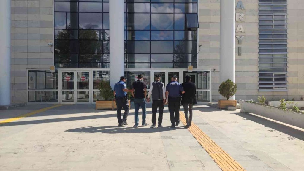 Elazığ’da 3 şüpheli akülü araç çalarken suçüstü yakalandı