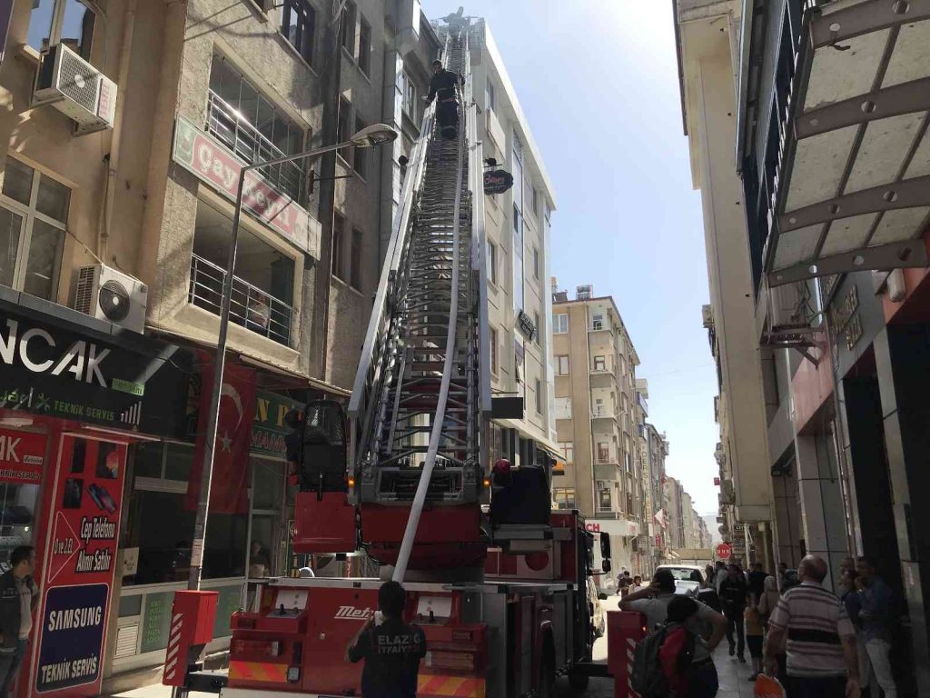 Elazığ’da çatı yangını, büyümeden söndürüldü