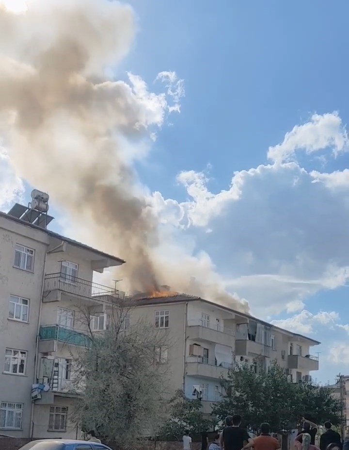 Elazığ’da çatı yangını korkuttu